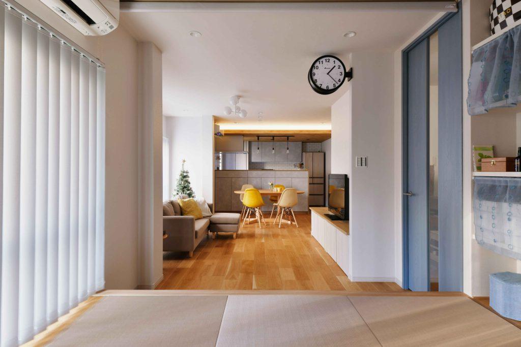 キッチンの下がり天井に間接照明を仕込んで上質感を演出。キッチンからも和室からも見れる両面時計がお洒落です。