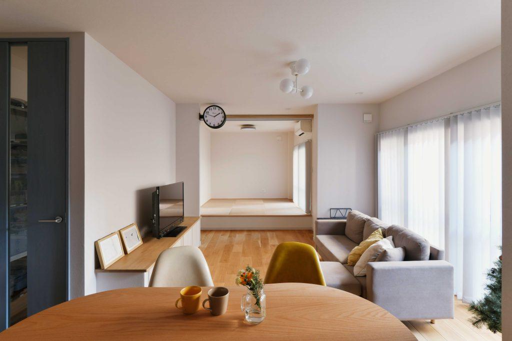 リビング一角には小上がりの畳コーナー。過ごし方を限定しない畳の良さも楽しんでいただけます。畳の下はもちろん収納。言うことなし!の仕組みです。