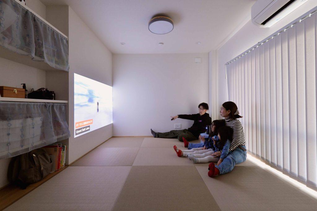 畳コーナーの壁にプロジェクターを映してプライベートシアターに。