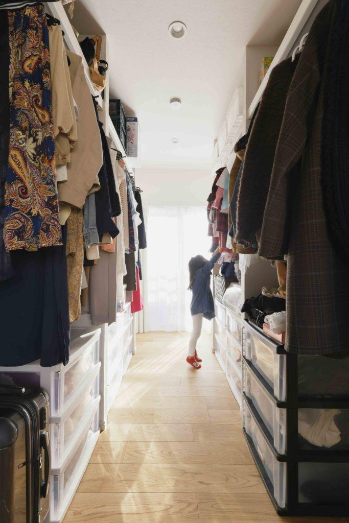 2階には家族全部の洋服がしまえる大きなファミリークローゼットを作りました。将来的にはお部屋を分割できるように工夫していますが、その後もお部屋からファミリークローゼットにアクセスできるようになっています。
