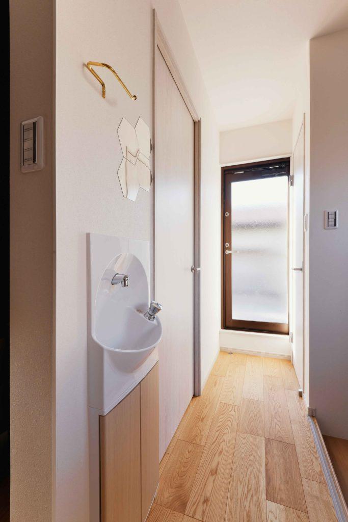 2階の廊下にも手洗いを設けました。手洗いはもちろん、ちょっとしたお掃除などにも水があるととても便利。とことん家事楽を追求しています。