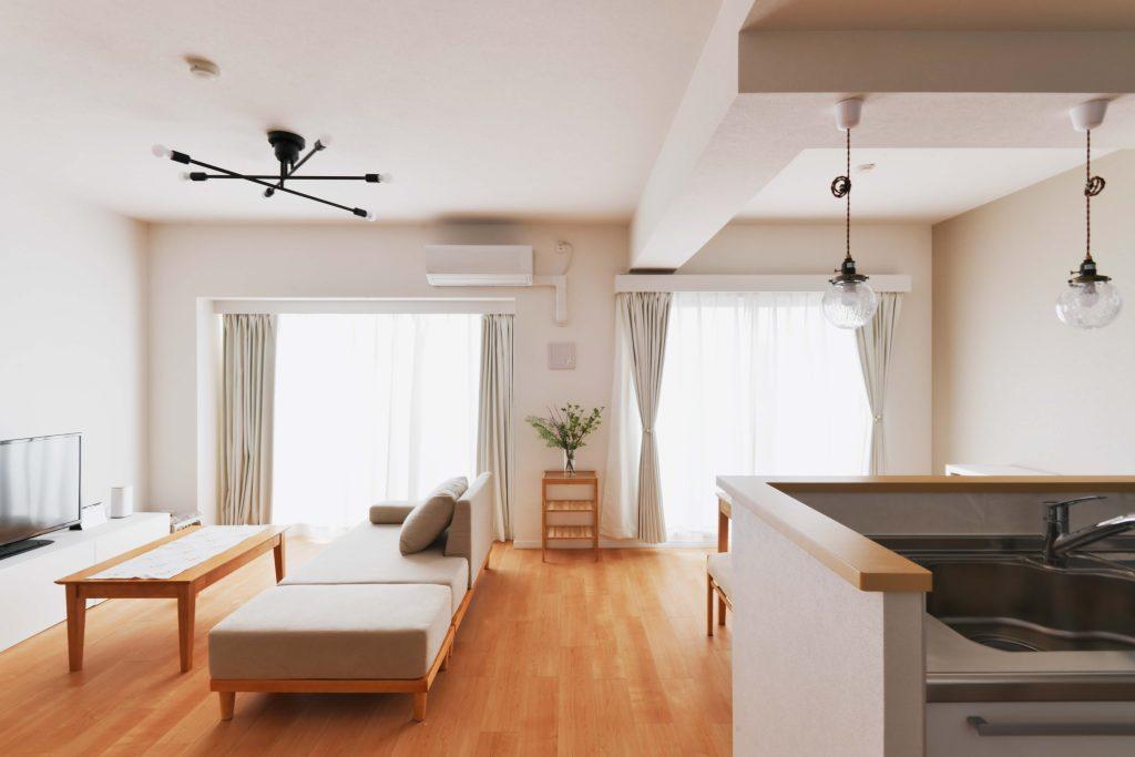 ナチュラル＆シンプルな内装で居心地の良い空間です。キッチンの袖壁をちょうど手元が隠れるくらいの高さにして生活感を抑えています。