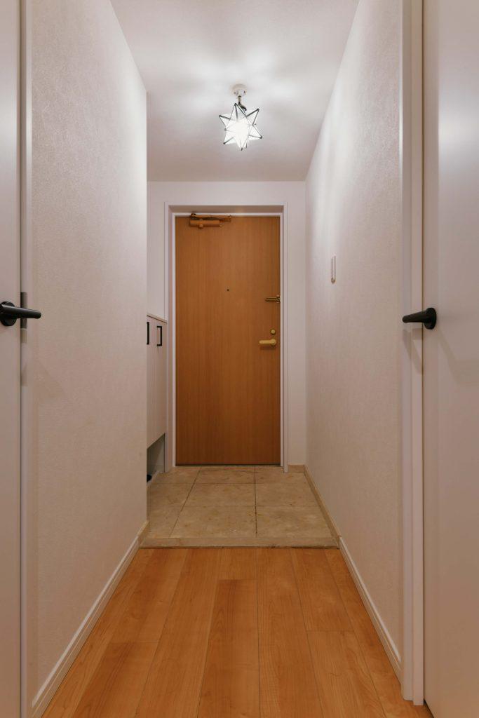 濃い色だった玄関ドアにはダイノックシートを張って木目のテイストにあわせました。