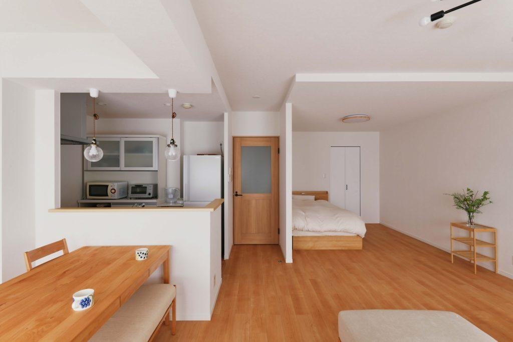 独立した寝室にはせずLDKの一角をベッドコーナーに。キッチンからは程よく離れているので落ち着いた空間です。朝の目覚めもきもちが良さそう！