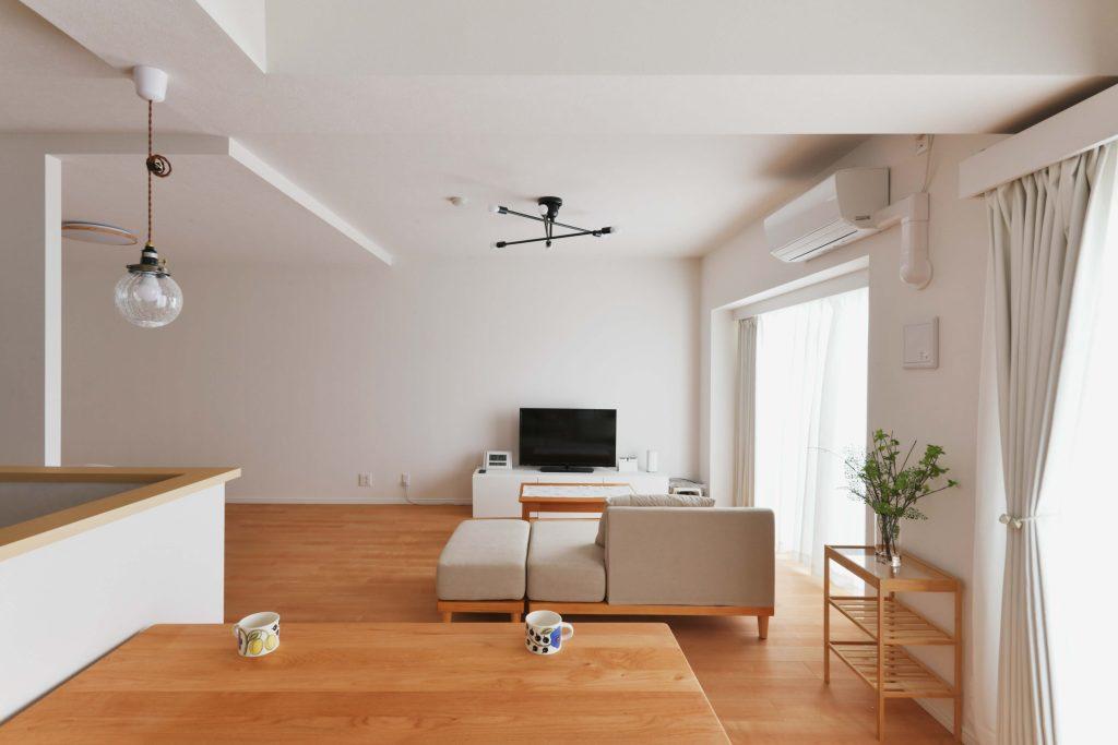 「段差をデザインに」のリビングダイニング