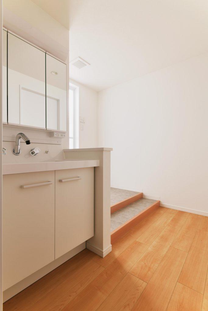 洗面台はよりスムーズに排水できる位置に移動して洗面室と廊下にあった段差がゼロになるよう設計しています。