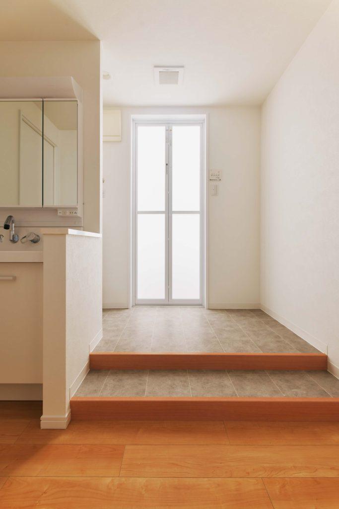 洗面室はスペースを大きく拡張して内部に間口の大きな階段を作りました。もはや段差ではなくお洒落な階段。ちょっと腰かけて歯磨きできそうです。