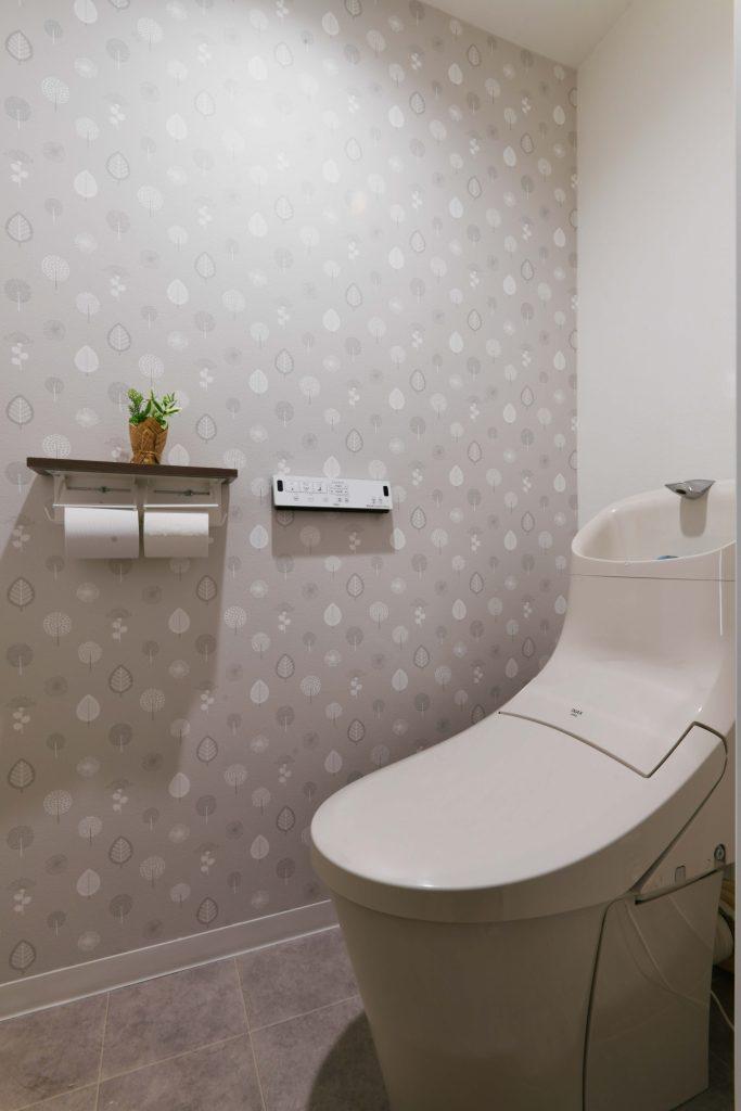 色味を抑えたアクセントクロスで上品な雰囲気になっています。