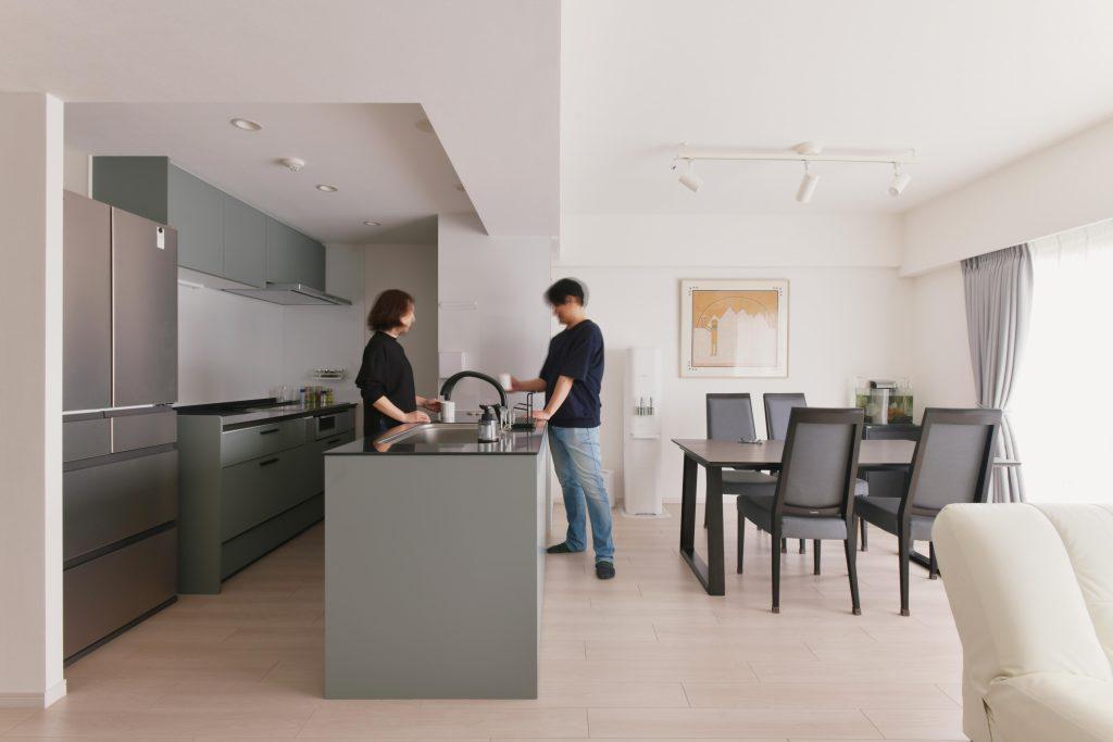 色数を抑えたモノトーンの空間ですが、明るめの床が絶妙に雰囲気を和らげています。