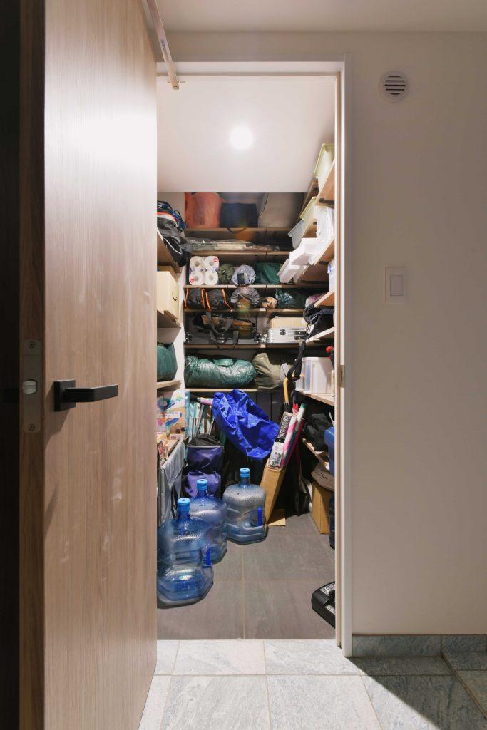 アウトドア用品も気持ちよくしまえるシューズクローク。PSの位置に合わせて従来よりもほんの少し奥行きを広げて空間もすっきりできています。