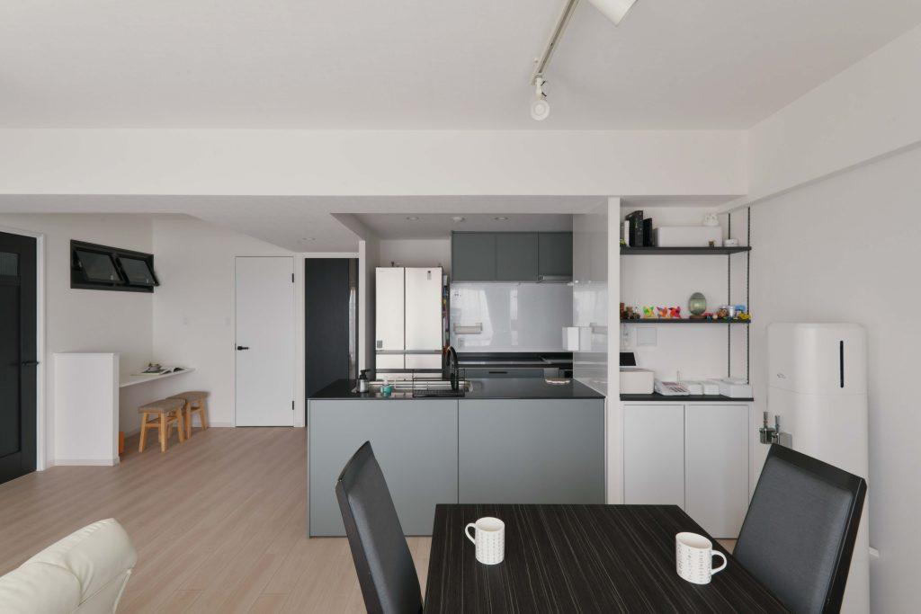 ダイニングから見えるのはシンク側のみ、コンロの位置が少し奥まっているので料理中の音や匂いもそれほど気になりません。お料理にも集中できて言うことなし！