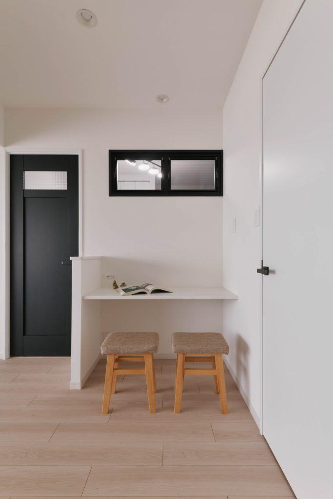 元和室だったところをサイズダウンした一角にはデスクコーナーを設置しました。デスク上部の室内窓は子ども部屋にリビングからの明かりを届けます。