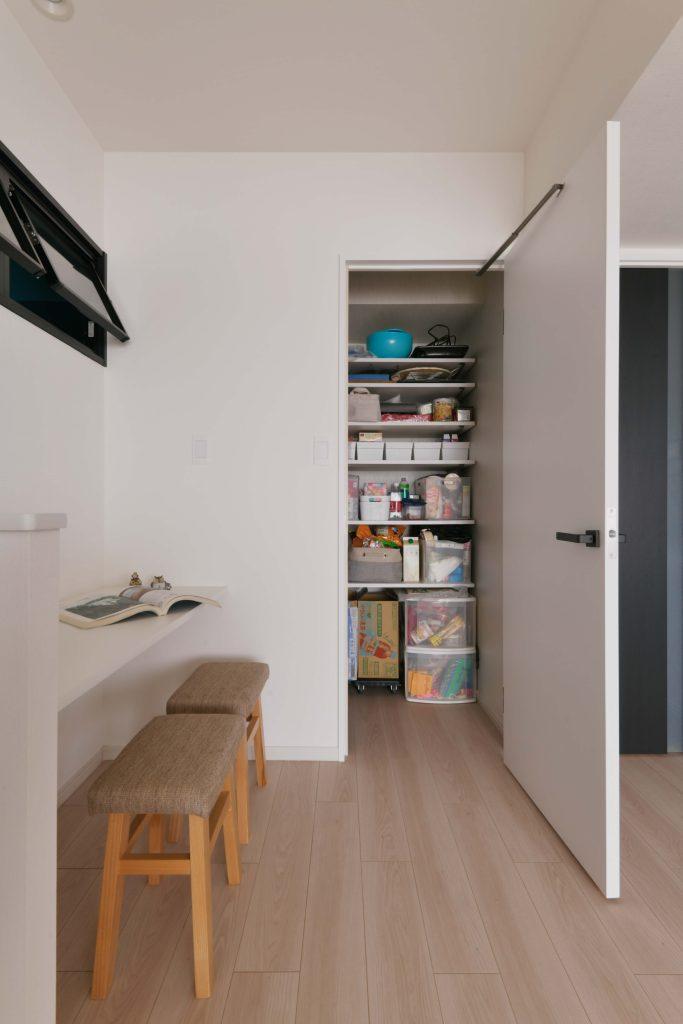 デスクコーナーの隣にはキッチンパントリー。キッチンからすぐの位置で玄関からも近くお買い物をしまうのにちょうどよい動線上です。