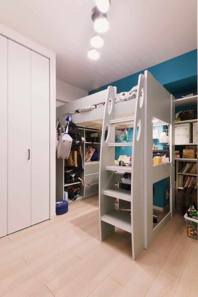 窓のない子ども部屋にはアクセントカラーを効果的に取り入れました。