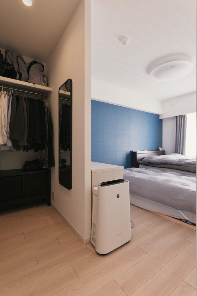 ベッドルームの隣はたっぷりしまえるウォークインクローゼット。プライベートな収納なので扉のないオープンなスタイルです。