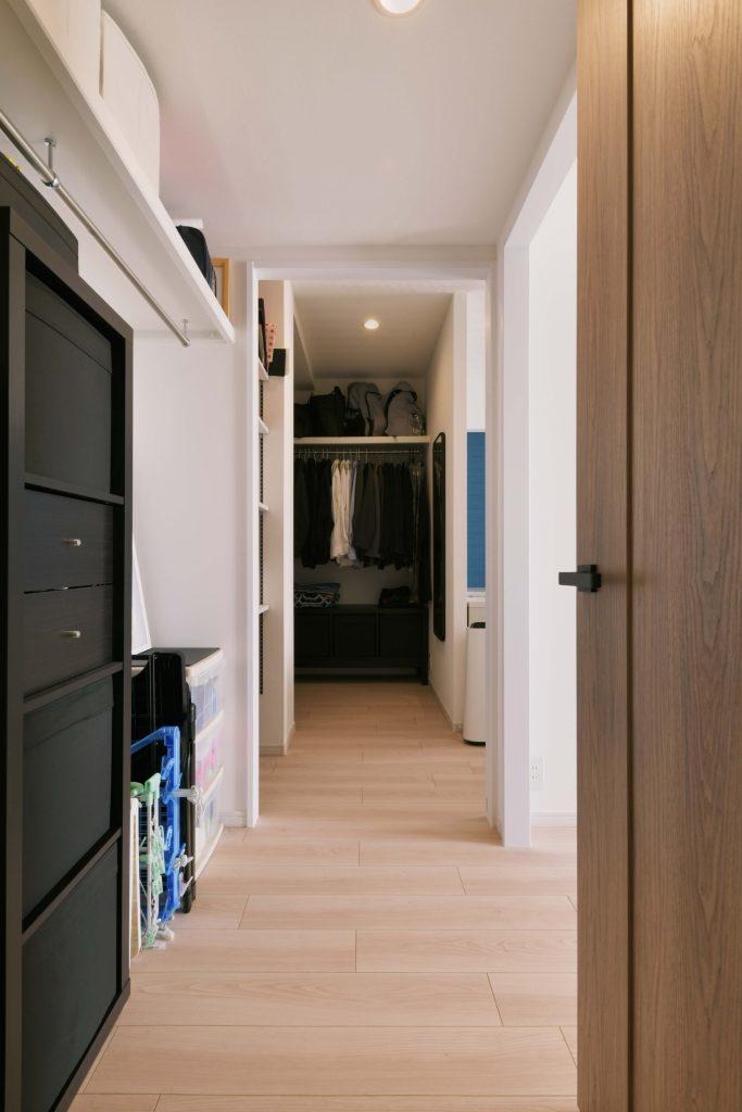 室内ドアの位置を玄関側に移動することで通路も収納スペースに。こちらもオープン収納で出し入れしやすくしています。写真正面が寝室隣のWICです。