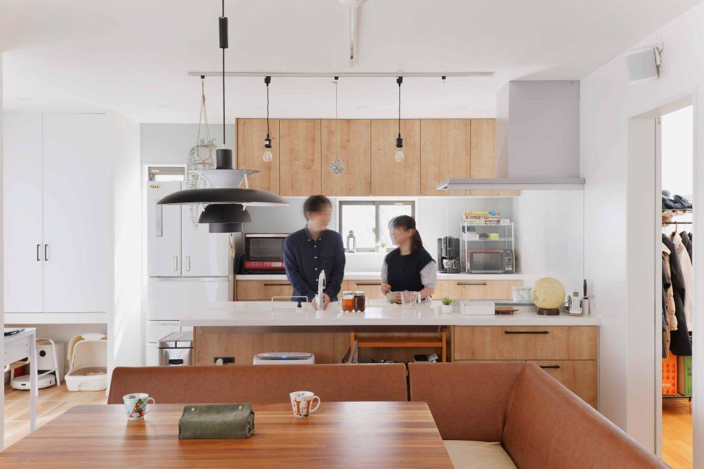 既存のLDKに和室2部屋を合わせた広々LDK。視線が抜けてとても気持ちよく感じます。白と木目を基調にした温かみのある北欧ナチュラルな空間を意識しました。