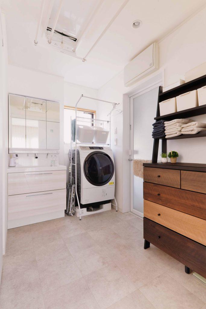 廊下だったスペースを取り込んで洗面室を拡張。室内干しができるホシ姫サマもつけました。