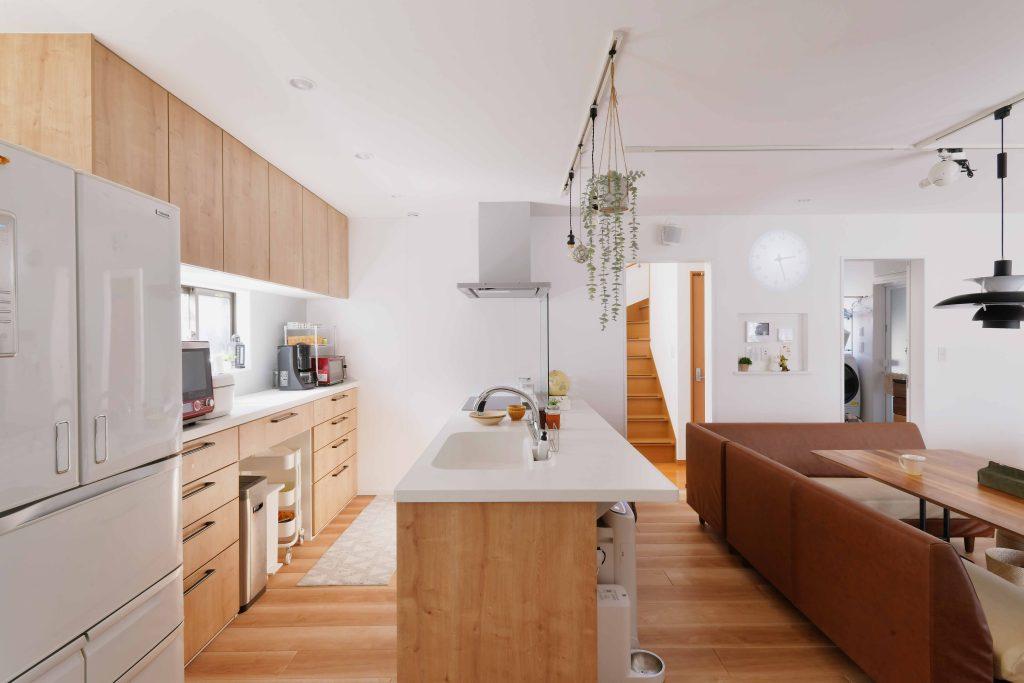 対面キッチンの背面には大容量の収納を確保。窓からの光でとても気持ちよいキッチンに。