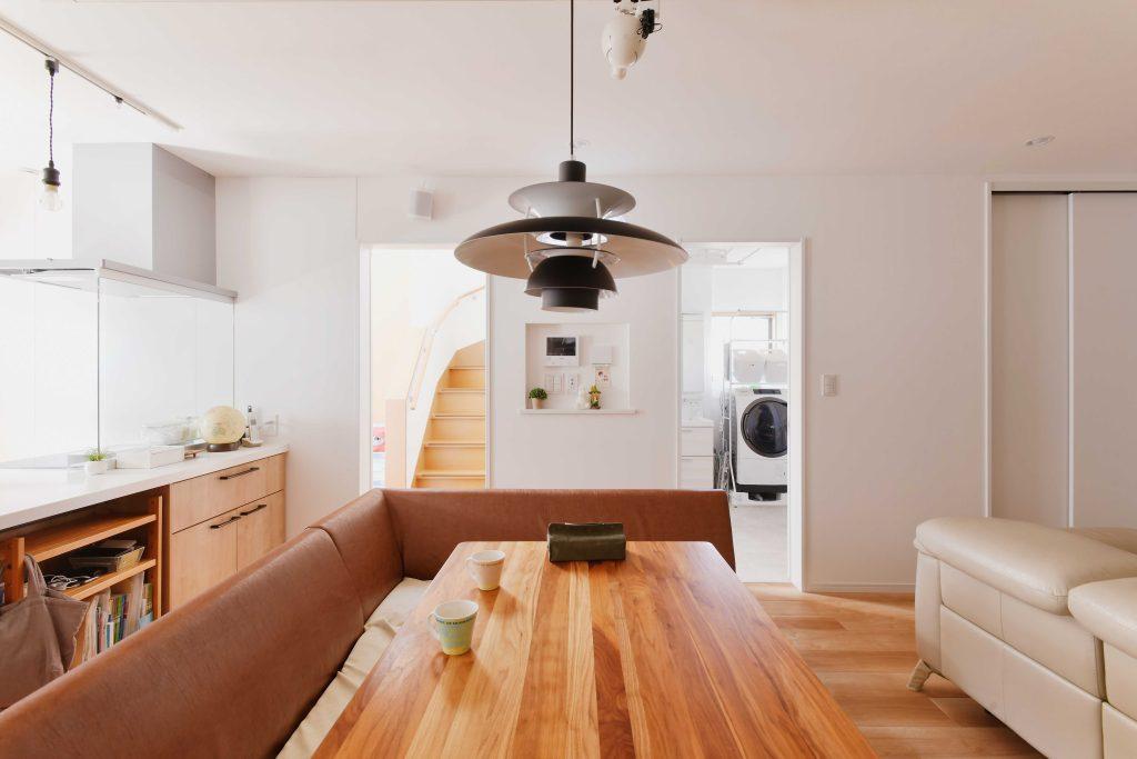 写真中央のニッチ内に電気設備にスイッチ類をまとめています。照明はルイス・ポールセン