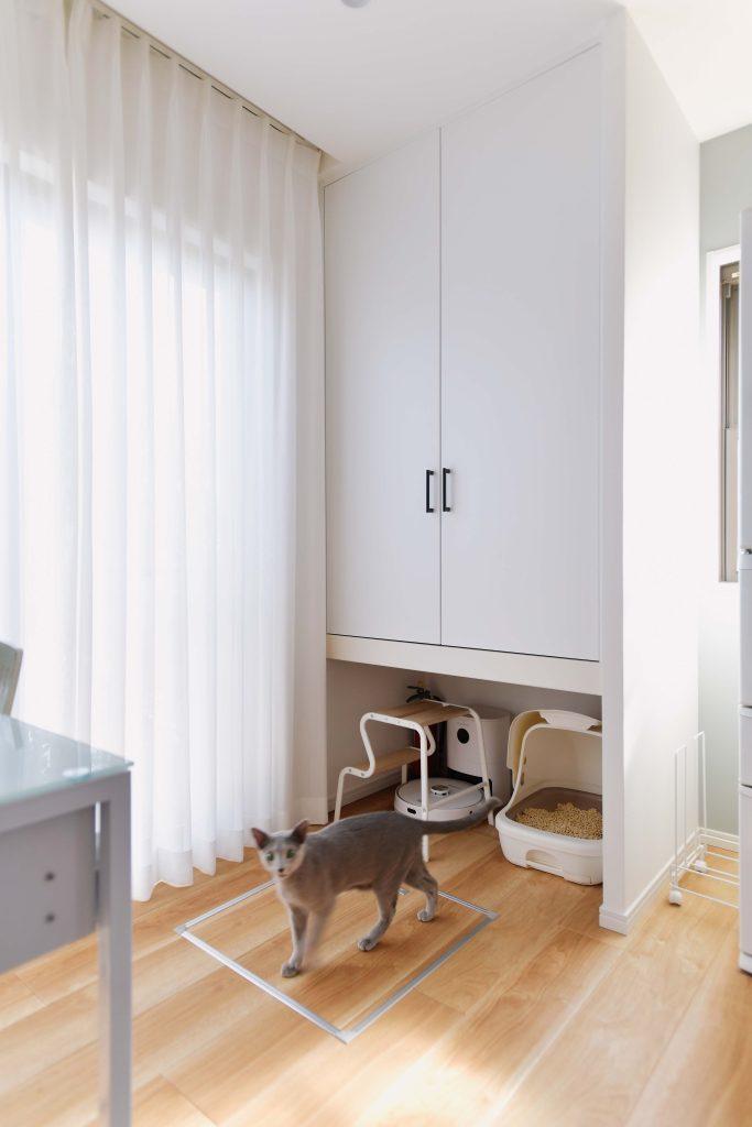 猫ちゃんグッズをまとめて人も猫ちゃんも気持ちよく。猫ちゃんの視線の先がミセスコーナーです。