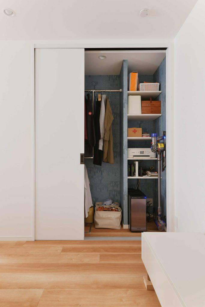 収納内部は奥様がお好きなムーミン柄のクロスを貼って毎日のモノの出し入れまでちょっと嬉しくなります。もちろんしまうモノに合わせて計算しつくした設計なので、しまいたいモノが気持ちよく納まっています。