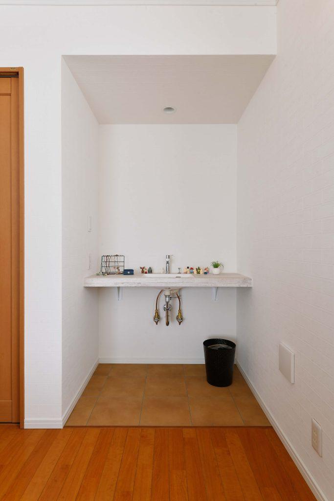 元はミニキッチンだったところを手洗いカウンターに。床は個々だけ水に強いフロアタイルを貼っています。