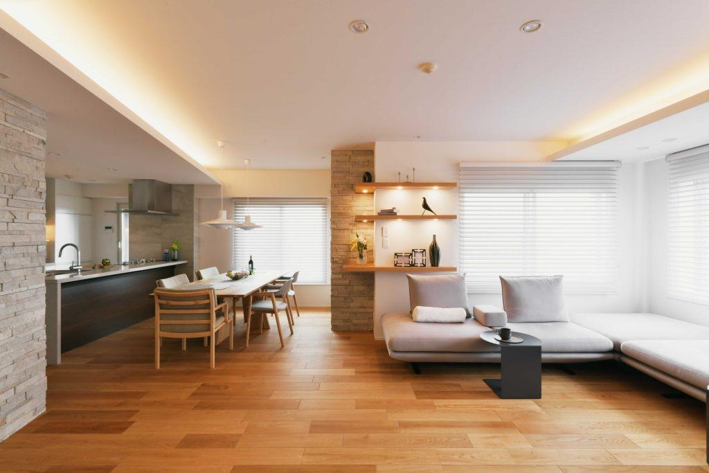 25畳ほどある開放的なリビングダイニング。お手持ちの家具「CondeHouseのダイニングチェア」に合わせて床材や内装をコーディネートしています。