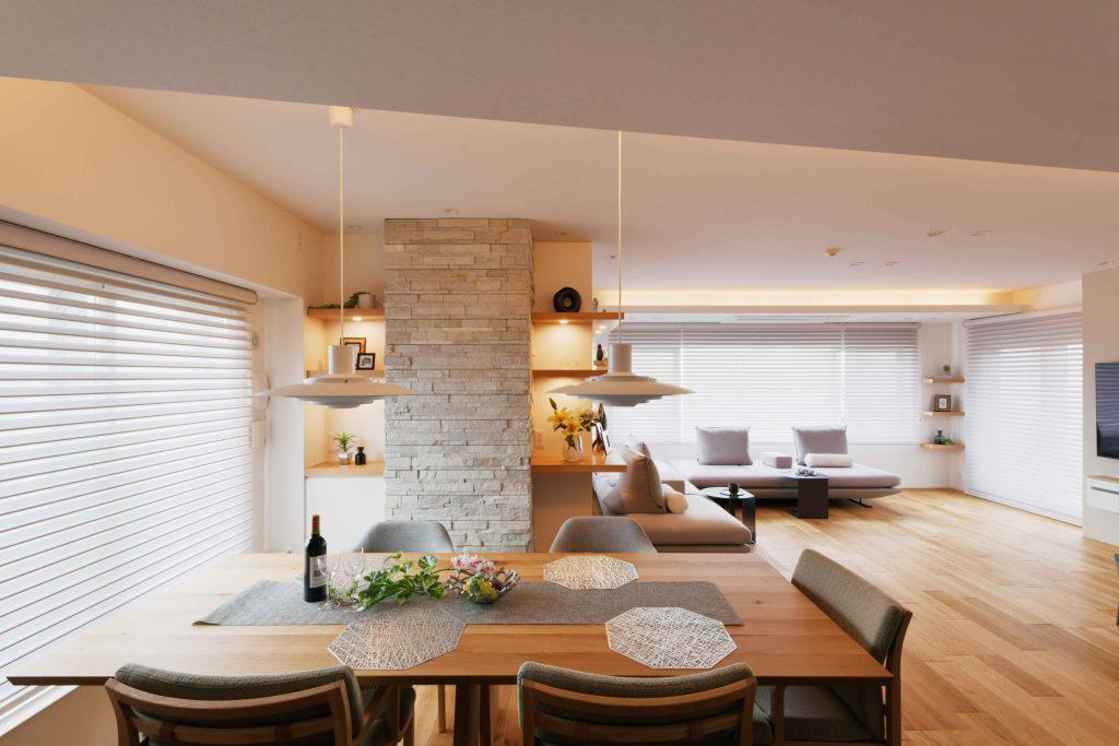 天井や飾り棚に埋め込んだ照明がお部屋の雰囲気をぐっと上げています