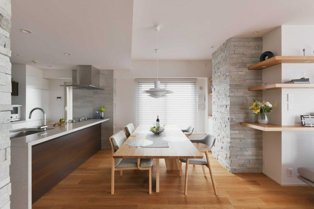 マンションならではのPSは無機質にならないように石を張りインテリアの構成要素に格上げ！