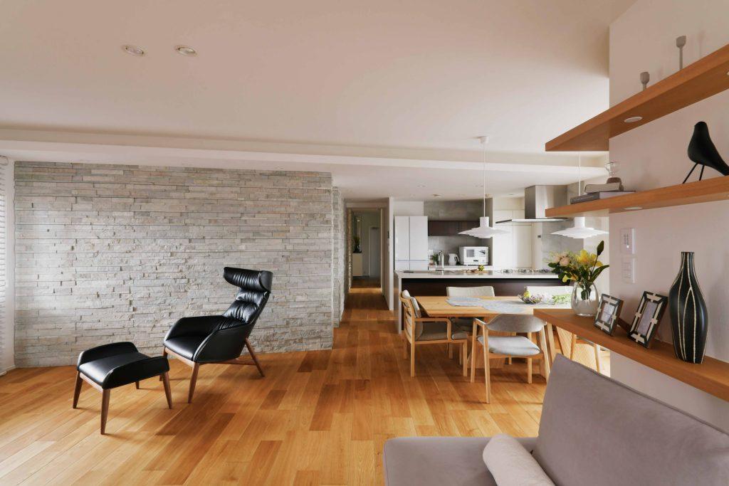 内装にはふんだんに石を取り入れました。斜めにふった壁にも石を張って上質感をアップ。重厚になりすぎないように床や天井、家具などとのバランスも考慮しています。