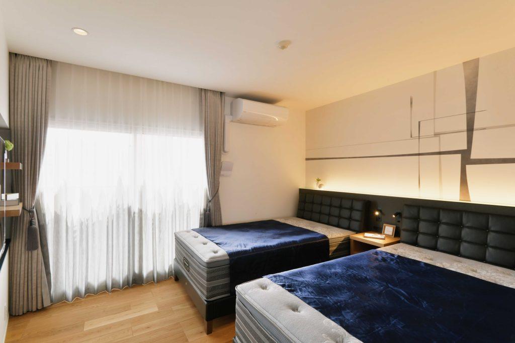 寝室のクロスは以前に奥様がホテルでひとめぼれした壁の柄をインクジェットで仕立てたものです。（もちろんホテル側に了解を取りました。）