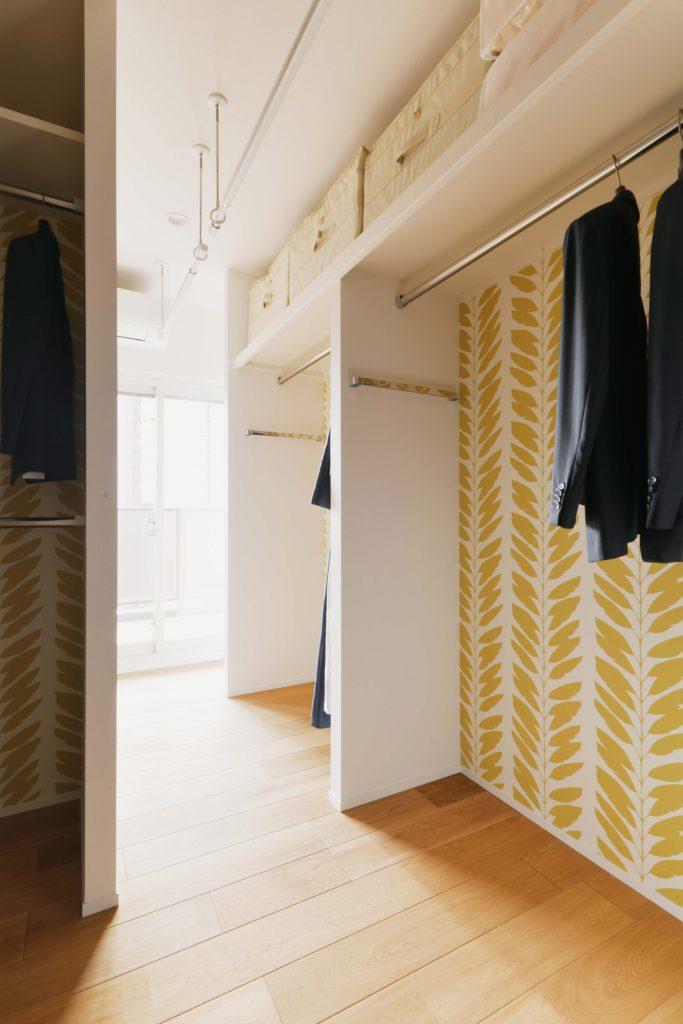 WICの中にはベランダから取り込んだ洗濯物をたためるように折り畳み式のカウンターを設置。家事もスムーズ、可愛いクロスで気持ちもアップ！