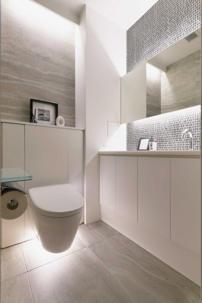 TOTOのフロートタイプのトイレ。同じタイルで仕上げた壁と床が高級感を感じさせてくれます。間接照明を多用しているので、ただトイレというよりくつろげる空間になりました。