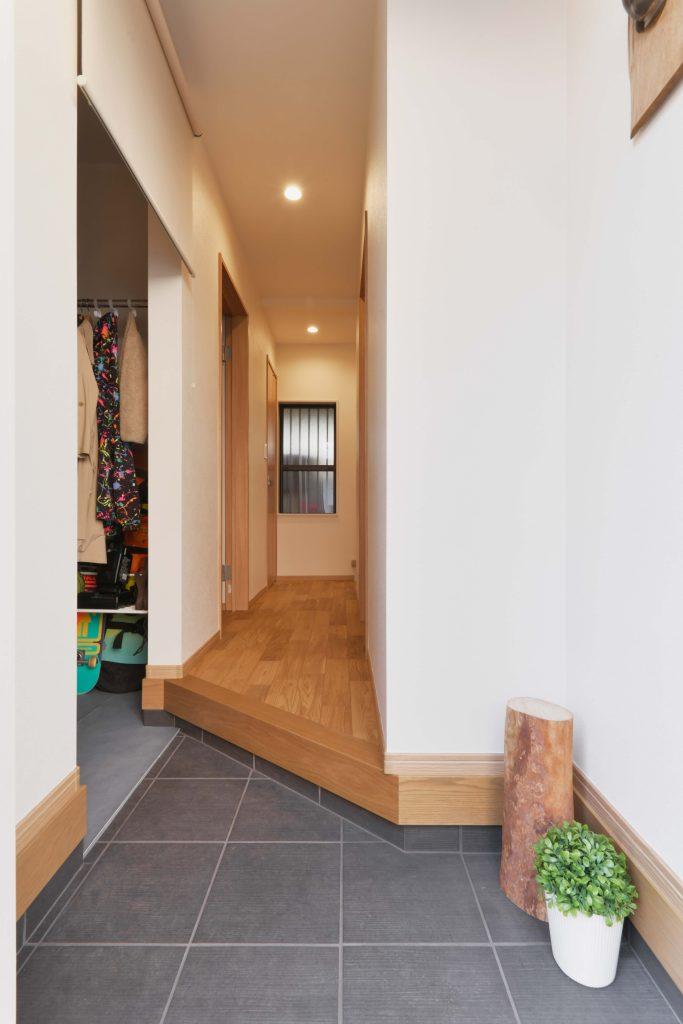 土間を拡張してシューズクロークを設けました。