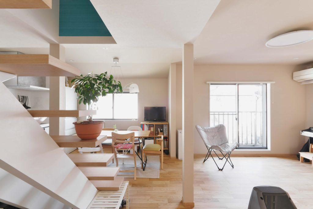 スケルトン階段はデザインも素敵で採光や通風を遮りません。