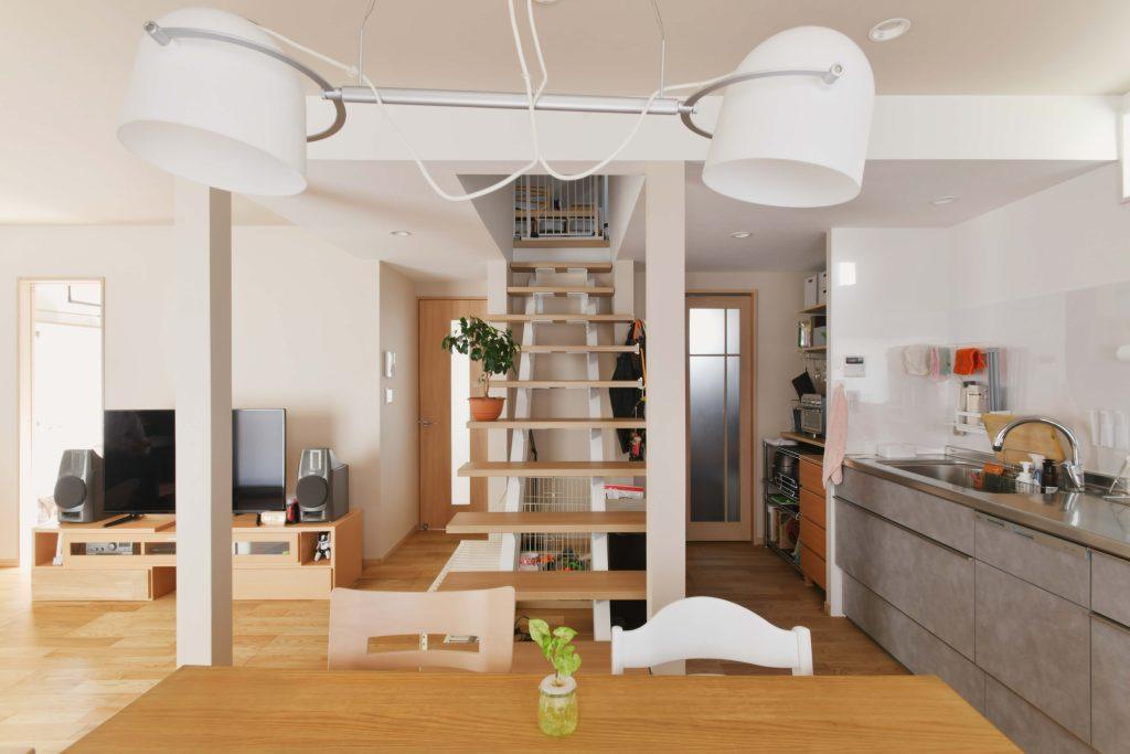 抜けない柱は内装と合わせて違和感なく残しました。