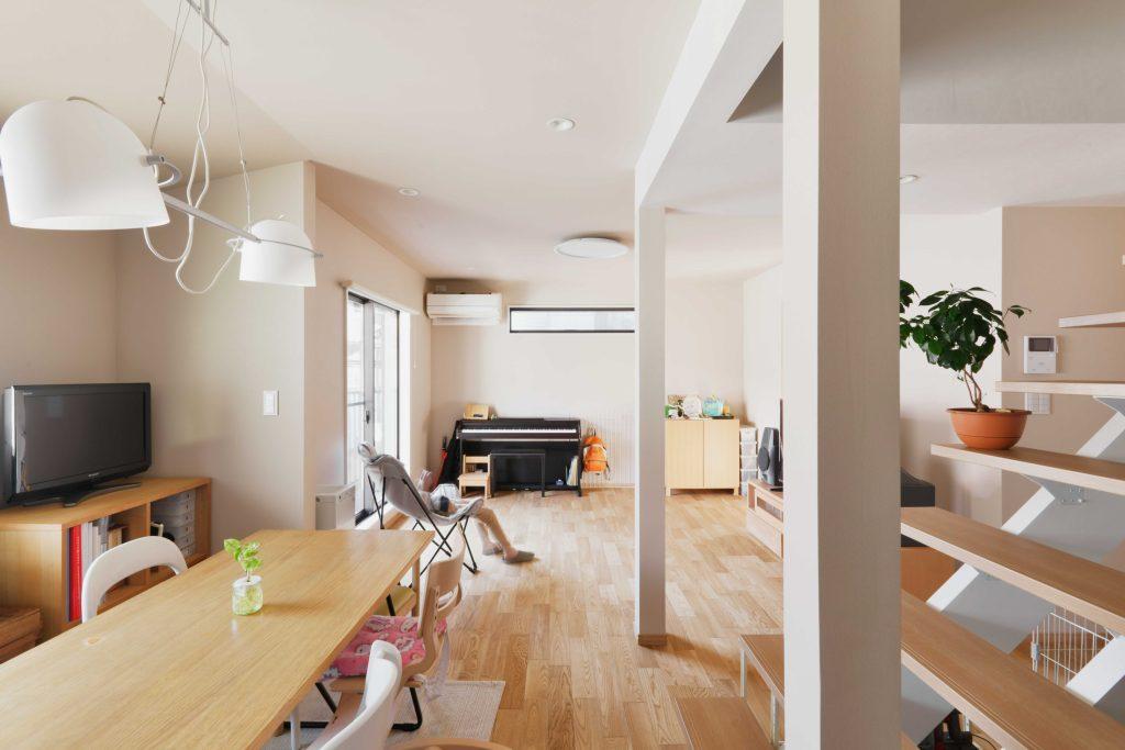 正面の壁は西日があたるため窓をサイズダウンして高窓に変更。壁が大きくなったことで家具配置もしやすくなりました。