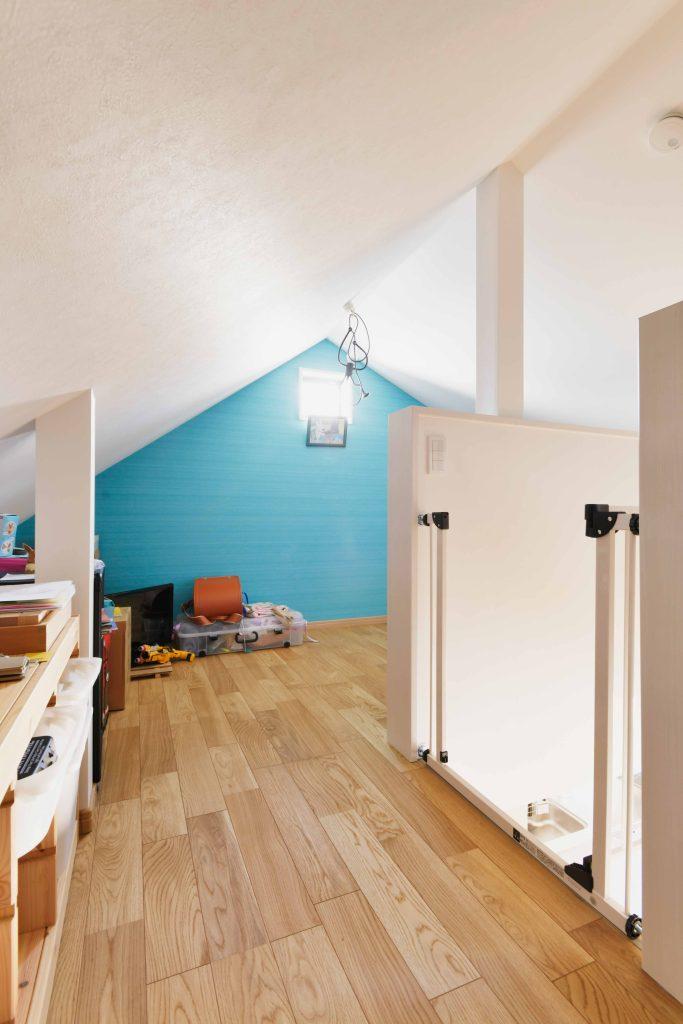 ロフトの壁の色はアクセントのブルー。階段を通して階下のLDKからもブルーがきれいに映えます。