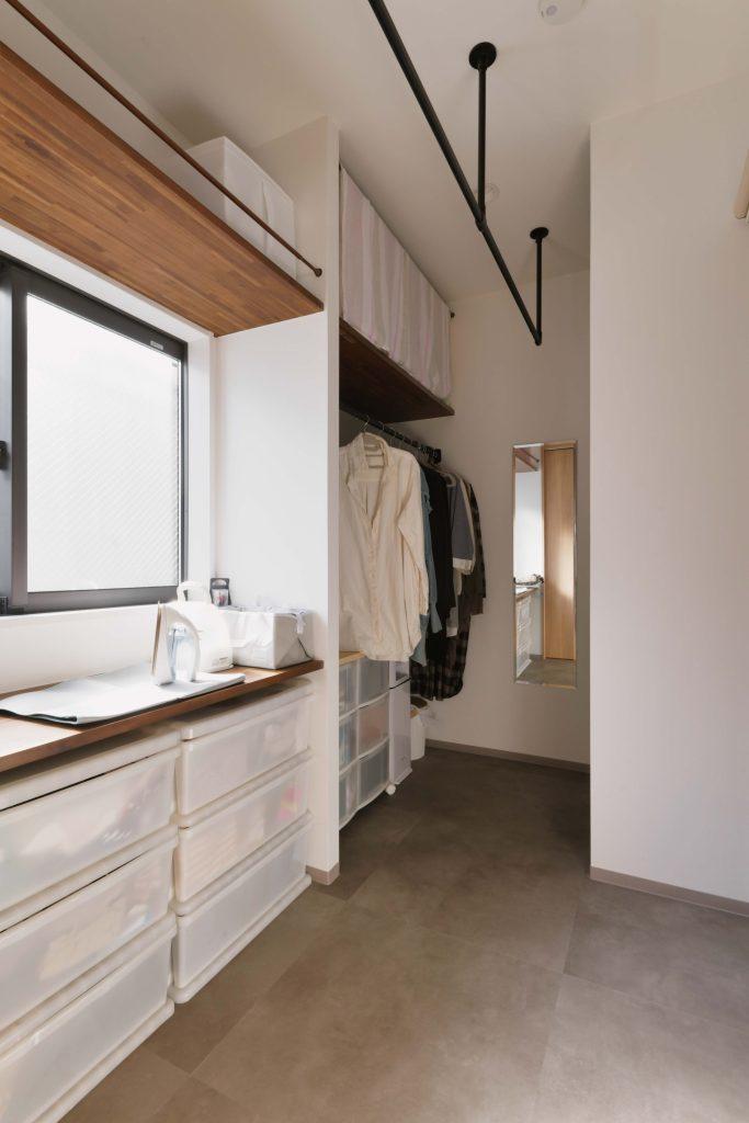 リビング隣には大きなランドリースペースを設けて家事もスムーズ。