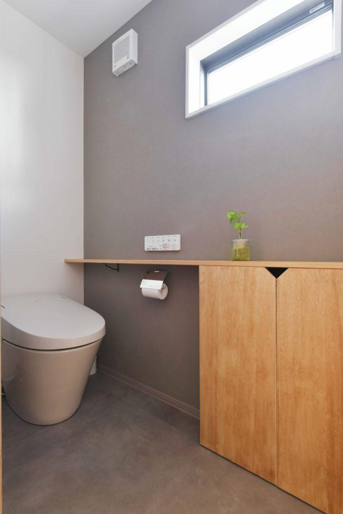 トイレの窓も断熱のためにサイズダウン。シンプルで居心地の良い空間になりました。