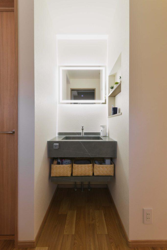 大理石調のデザイン性の高い洗面台はシンプルな内装に合わせてすっきり。（施主支給）