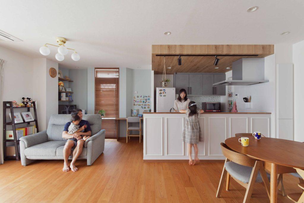 淡いブルーのアクセントカラーに木目がよくマッチしています。キッチンカウンターに取り入れたモールディングデザインがお洒落。