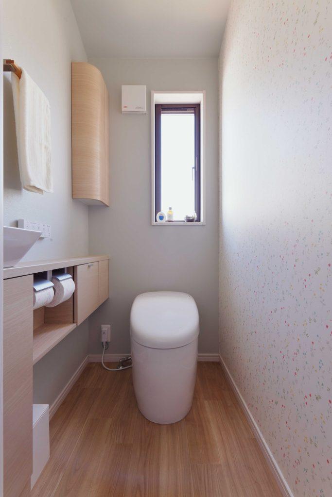 ファミリークローゼットを生み出すためにトイレは位置を変更。既存の窓がちょうどよく活かせてすっきり明るいトイレになりました。