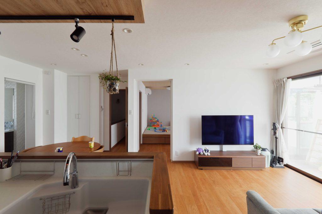 リビングを見渡せるキッチン。写真正面のキッズルームの様子も確認できるので安心です。