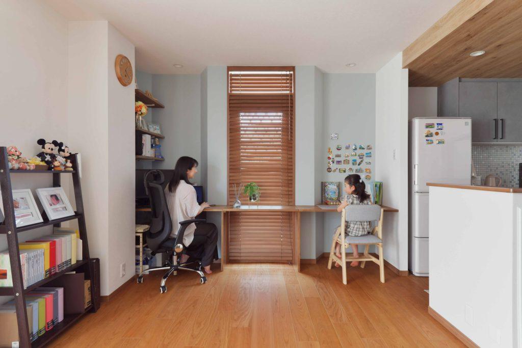 リビングの一角にスタディ＆書斎コーナー。真ん中のウッドブラインドの奥は実は勝手口。部分的に取り外しのできるカウンターデスクにしており、勝手口はそのまま利用できます。壁の下地にマグネットシートをいれてあるので、自由に飾ることができます。