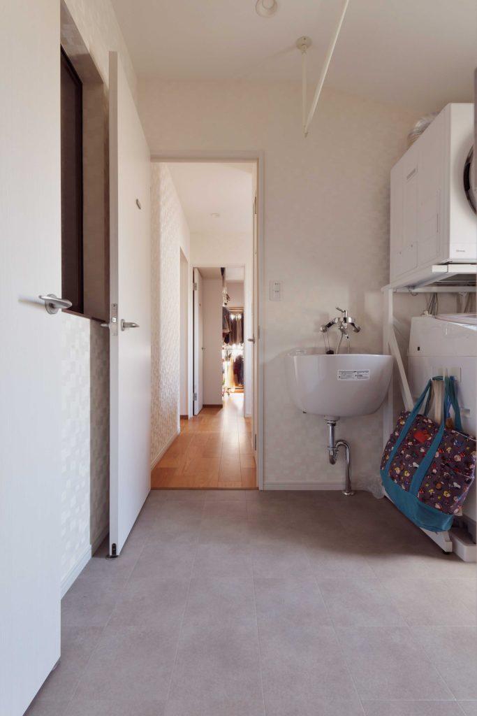 脱衣所 兼 ランドリールームで脱いだものはそのまま洗濯できます。ランドリールームからトイレ・洗面・ファミリークローゼットに繋がっていて家事動線が抜群。