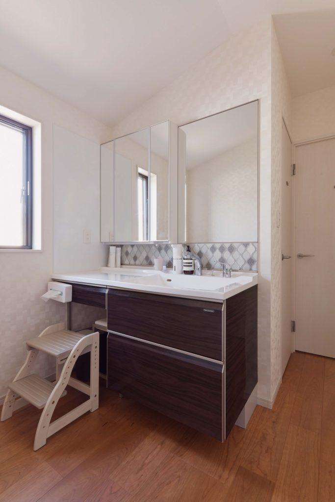 LDKの隣に洗面台を設置。こだわって選んだタイルで雰囲気よく仕上げています。