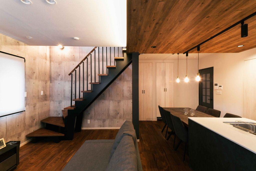 キッチン・階段の位置を大きく移動して生まれた広々LDK。細長すぎる形のLDKはちょうど家族が集まってみんなで過ごすのにぴったりなサイズ感になりました。