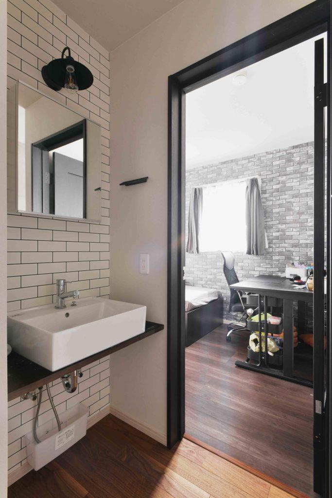 2階洗面台隣のお部屋は子ども部屋。自身でお好みの内装を選んでいただきました。